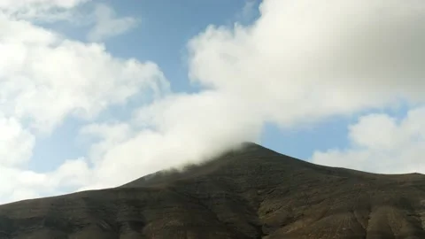 A mountain peak with clouds passing by  Vídeo Stock 211381753