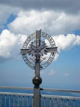 Mountain Peak Cross with Eagle Emblem Foto stock