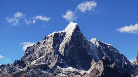 Mountain Peak with Snow Under a Clear Blue Sky in the Himalayan Range 库存影片 330983701