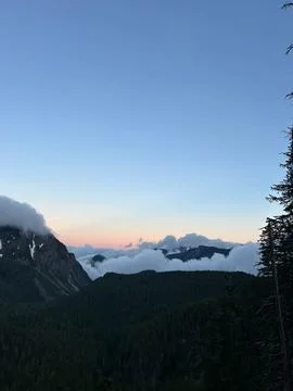 Mountain peaks above the clouds at sunset, Mount Rainier National Park Stock-Fotos