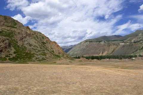 Mountain peaks against the backdrop of a cloudy sky Foto stock