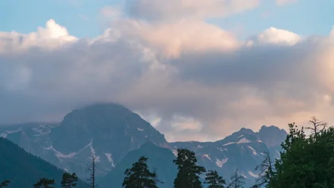 Mountain peaks against the background of fast-moving clouds. Vídeos de archivo 158010269