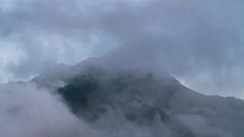 Mountain peaks against the background of fast-moving clouds. Stockbeeldmateriaal 158044103