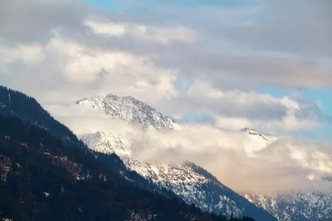 Mountain peaks in clouds Foto stock