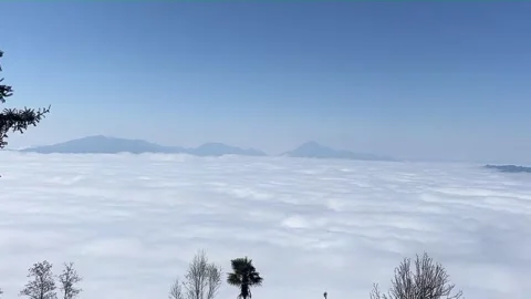 Mountain Peaks Emerging From Vast White Cloud Sea China Vídeo Stock 334705660