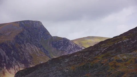 Mountain Peaks with Grey Sky Vidéo 75548913