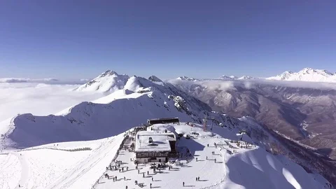 Mountain peaks in the snow. Krasnaya Polyana Sochi Vidéo 100121353