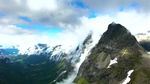 Mountain peaks surrounded by thick flowing summer clouds Stock-Footage 341329204