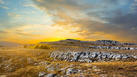Mountain plateau landscape at the dramatic sunset Video stock 321465484