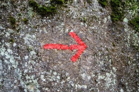 Mountain pointer onRed arrow on a stone close-up, direction forward the st... Foto stock