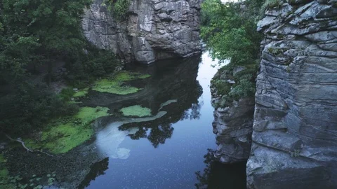 Mountain pool at lofty split rocks with wetland in the Carpathians in summer Video stock 99740280