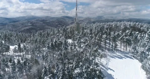 Mountain radio and television repeater station Stockbeeldmateriaal 158009838