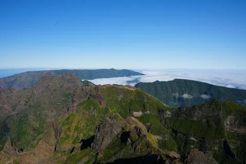 Mountain Range Above Clouds on PR1 Trail, Madeira Foto stock