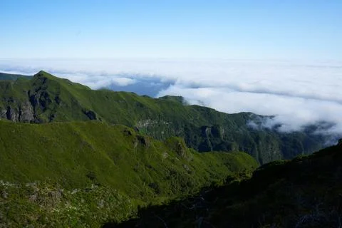Mountain Range Above Clouds on PR1 Trail, Madeira Foto stock