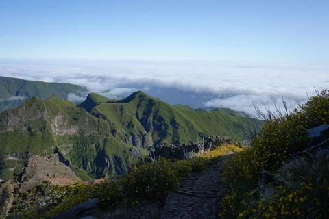 Mountain Range Above Clouds on PR1 Trail, Madeira Foto stock