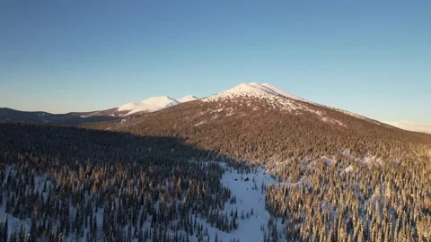 Mountain range against a clear sky Vidéo 171578580