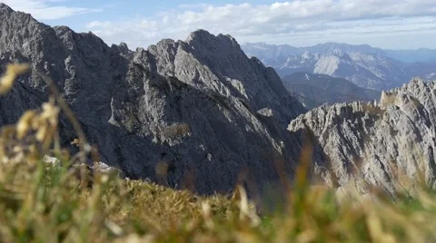 Mountain range with alpine vegetation and unfocused foreground 스톡 동영상 43811969