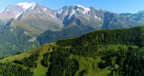 Mountain range of the Alps, with the peak of Mont Blanc, aerial view France Vídeo Stock 100425571