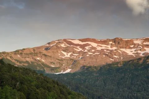 Mountain range and forest in the Conguillio National Park. Foto stock