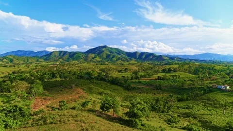 Mountain range and layers of green hills of America on a sunny summer morning. Видео 330466585