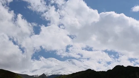 Mountain Range and smooth movement of clouds among the sharp peaks 動画素材 87750570
