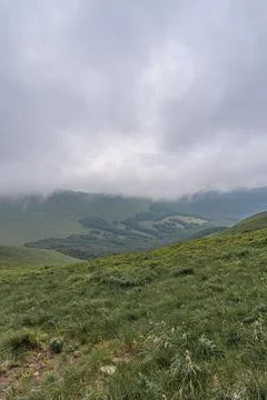 Mountain range in clouds in Bieszczady, Poland. Foto stock