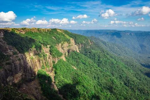 Mountain range covered with green forests and bright blue sky at afternoon fr Foto stock