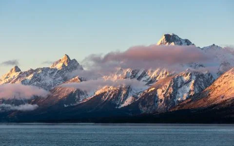 Mountain range covered by snow and cloud at sunrise of Jackson Lake Foto stock