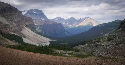 A mountain range with a lake in the foreground Foto stock