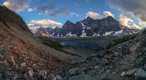 A mountain range with a lake in the foreground Foto stock