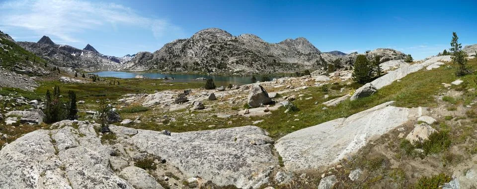 A mountain range with a lake in the foreground Foto stock