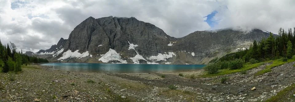 A mountain range with a lake in the foreground Foto stock