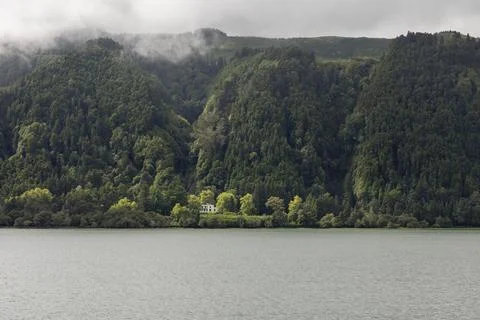 A mountain range with a lake in the foreground Foto stock