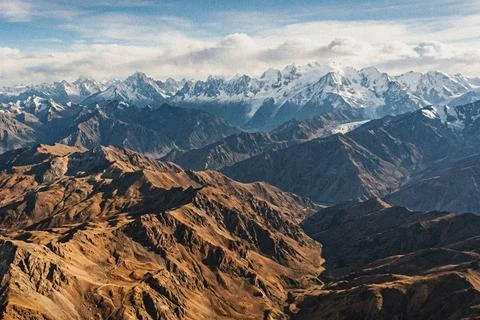 Mountain range landscape with snow capped peaks. Stock-Illustration