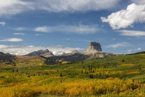 A mountain range with a large mountain in the middle Foto stock
