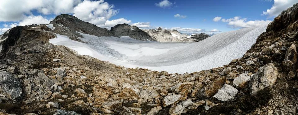A mountain range with a large snow covered valley in the middle Foto stock