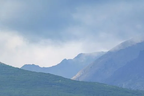 Mountain range with mist and clouds Foto stock