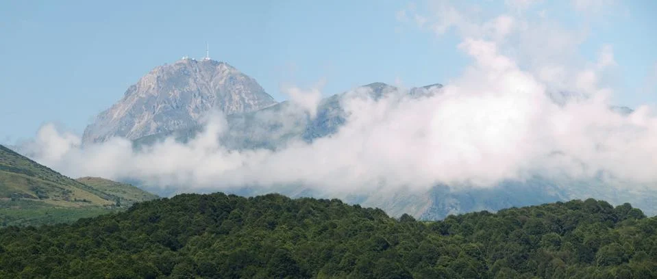 Mountain range panorama with clouds Foto stock