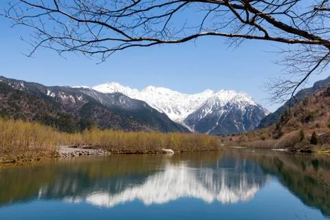 Mountain range reflected in lake Foto stock