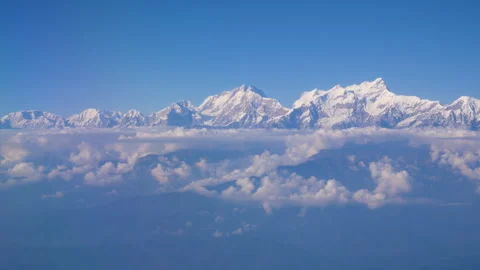 Mountain range shot from the same level of mountains height with cloud. Stockbeeldmateriaal 281223000