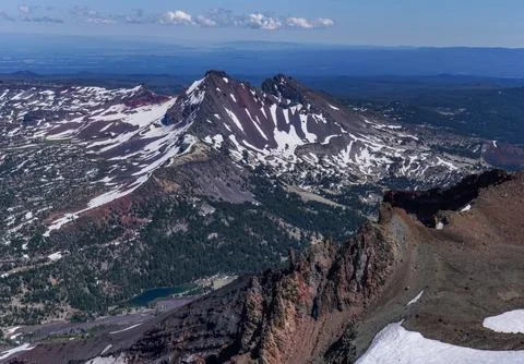 A mountain range with snow on the top and a lake below Foto stock