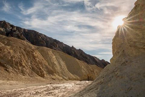 A mountain range with a sun shining on it Foto stock