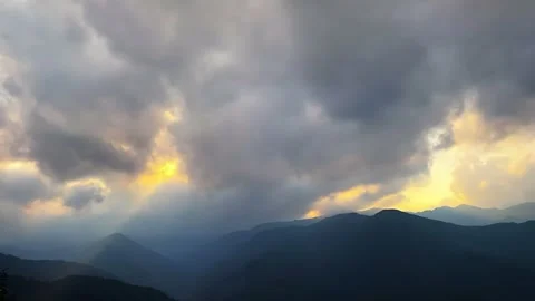 Mountain Range Sunset Timelapse with Dramatic Cloudscape and Vibrant Hues 库存影片 336300894