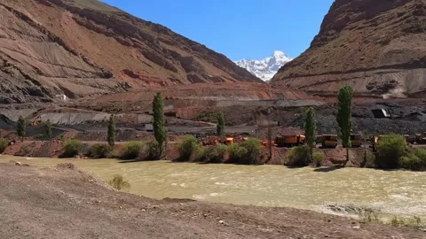 The mountain range through which the river flows Vídeos de archivo 317169459