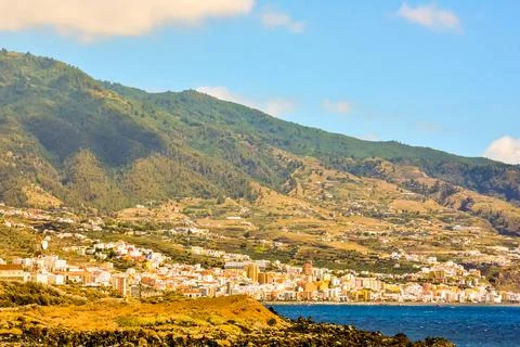 A mountain range with a town in the valley below Fotos Stock