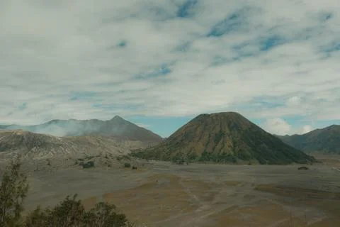 A mountain range with a volcano in the distance Foto stock