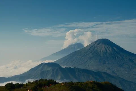 A mountain range with a volcano in the middle Foto stock