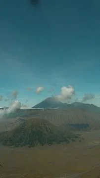 A mountain range with a volcano in the middle Foto stock