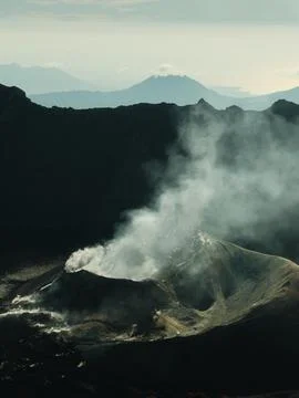 A mountain range with a volcano in the middle Foto stock