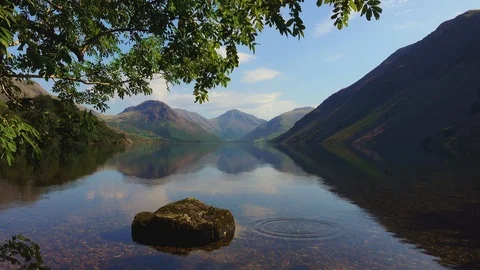 The mountain reflected in the lake Stock-Footage 127539971